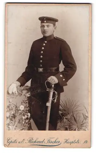 Fotografie Richard Fischer, Copitz a. E., Hauptstrasse 14, Junger Soldat in Uniform mit Schirmmütze und Säbel