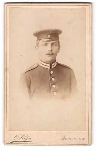 Fotografie Carl Hesse, Berlin, Teltower Strasse 3, Gardist in Uniform mit Schirmmütze