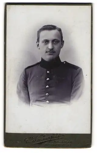 Fotografie C. Wachenfeld, Halle a. S., Merseburgerstr. 48, Junger Soldat in Uniform mit fragendem Gesichtsausdruck