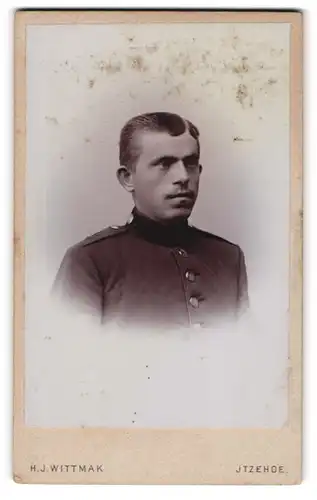 Fotografie H. J. Wittmak, Itzehoe, Paaschburg 52, Junger Soldat des 9. Rgts. in Uniform mit gewichstem Seitenscheitel
