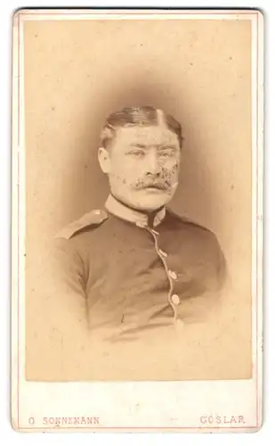 Fotografie O. Sonnemann, Goslar, Ufz. in Uniform mit gewichstem Seitenscheitel