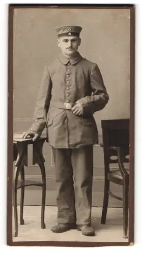Fotografie Paul Petzold, Brandenburg a. H., Steinstrasse 52, Junger Soldat in Feldgrau mit Krätzchen