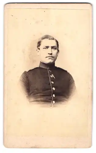 Fotografie Theodor Götting, Hannover, Schillerstrasse 24, Grimmig drein blickender Soldat in Uniform