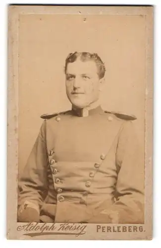 Fotografie Adolph Leisig, Perleberg, Ufz. in Uniform eines Chevaulegers mit Epauletten und pomadisiertem Scheitel
