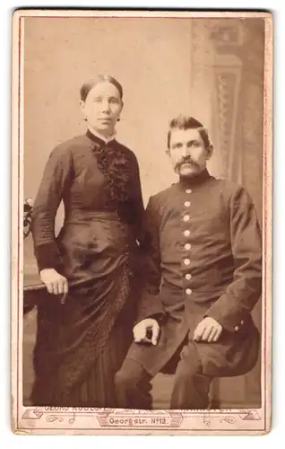 Fotografie Georg Rudloff, Hannover, Georgstrasse 12, Soldat mittleren Alters in Uniform mit seiner Gattin posierend