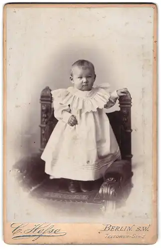 Fotografie C. Hesse, Berlin-SW, Teltower-Str. 3, Kleines Kind im weissen Kleid