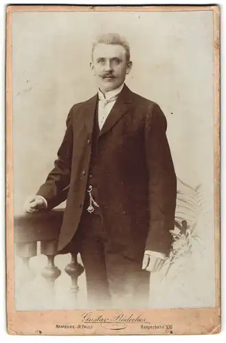 Fotografie Gustav Bödecker, Hamburg-St. Pauli, Reeperbahn 130, Elegant gekleideter Herr mit Schnauzbart