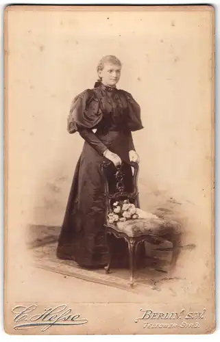 Fotografie C. Hesse, Berlin-SW, Teltower-Str. 3, Junge Dame im Kleid mit Blumen