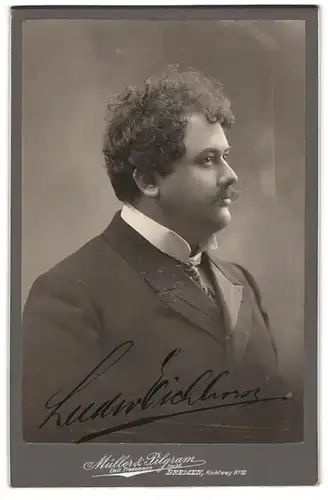 Fotografie Müller & Pilgram, Bremen, Richtweg 12, Elegant gekleideter Herr mit Schnauzbart
