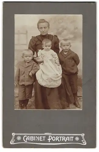 Fotografie unbekannter Fotograf und Ort, Bürgerliche Dame mit Kleinkind und zwei Söhnen