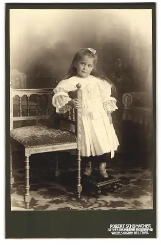 Fotografie Robert Schumacher, Wiebelskirchen, Kleines Mädchen im weissen Kleid