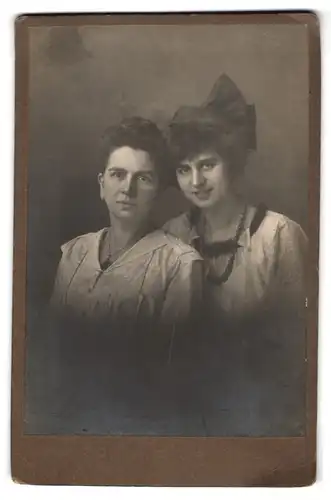 Fotografie unbekannter Fotograf und Ort, Zwei Frauen in modischer Kleidung