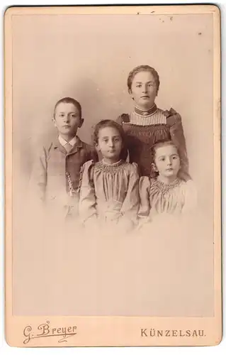 Fotografie G. Breyer, Künzelsau, Junge Dame im Kleid mit einem Jungen und zwei Mädchen