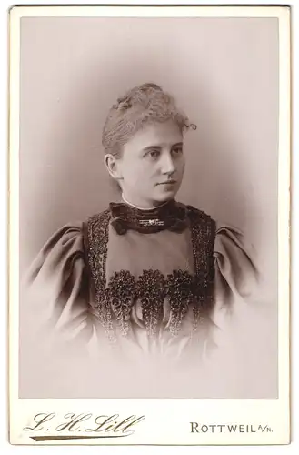 Fotografie L. H. Lill, Rottweil a. N., Junge Dame im bestickten Kleid mit Kragenbrosche