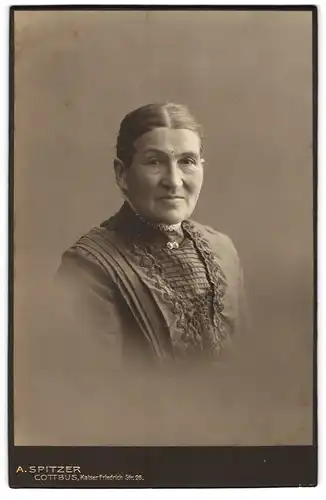 Fotografie A. Spitzer, Cottbus, Kaiser Friedrich Str. 26, Ältere Dame in hübscher Kleidung