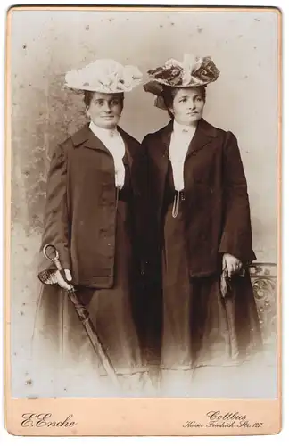 Fotografie E. Encke, Cottbus, Kaiser Friedrich-Str. 127, Zwei Damen in modischer Kleidung mit Schirm