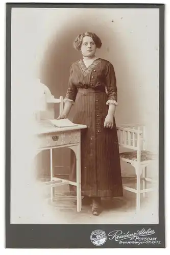 Fotografie Residenz-Atelier, Potsdam, Brandenburger-Str. 49-52, Junge Frau im Kleid mit einem Buch