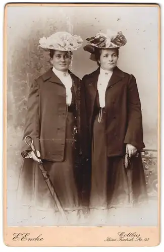 Fotografie E. Encke, Cottbus, Kaiser Friedrich-Str. 127, Zwei Damen in modischer Kleidung mit Schirm