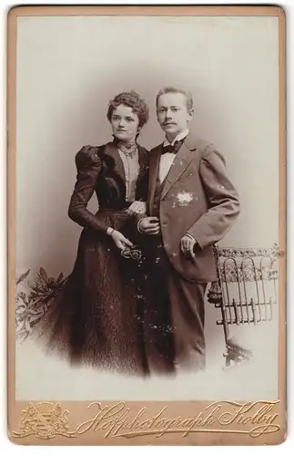 Fotografie J. F. Kolby, Chemnitz, König-Str. 21, Junges Paar in eleganter Kleidung