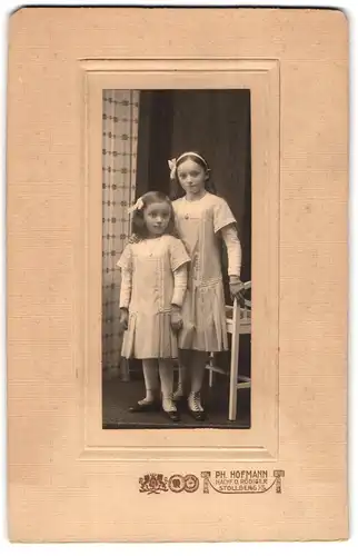 Fotografie Ph. Hofmann Nachf., Stollberg i /S., Zwei Mädchen in modischen Kleidern