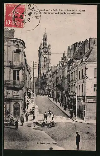 AK Douai, Le Beffroi et la Rue de la Mairie