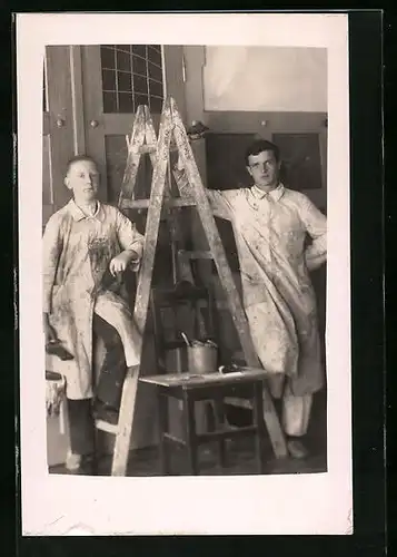 Foto-AK Maler stehen an einer Leiter