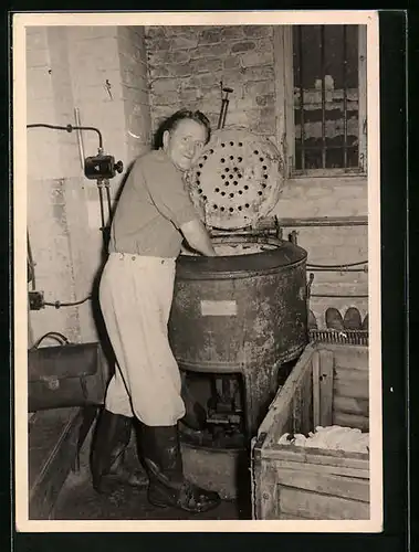 Foto-AK Wäscher legt die Wäsche in die Trommel