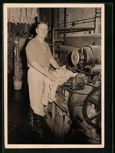 Foto-AK Wäscher beim Einfüllen der Wäsche in die Maschine