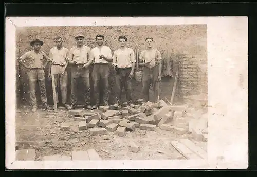 Foto-AK Bauarbeiter bei der Arbeit auf der Baustelle