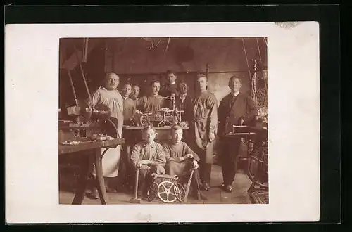 Foto-AK Gruppenaufnahme von Handwerkern im Maschinenbau