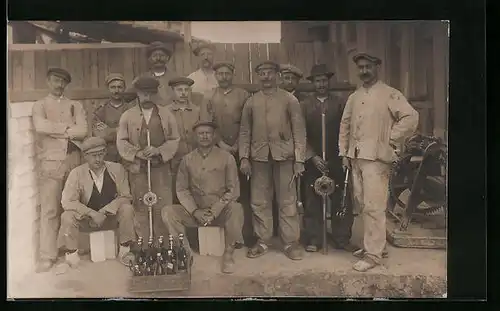 Foto-AK Gruppenaufnahme von Handwerkern mit ihrem Feierabendbier