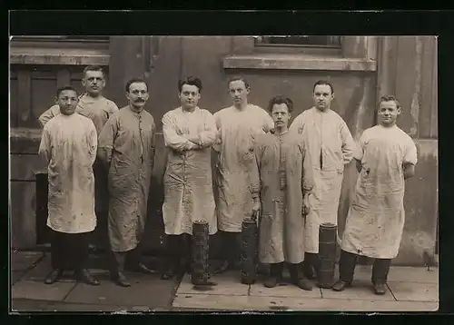 Foto-AK Gruppenaufnahme von Handwerkern mit Druckwalzen