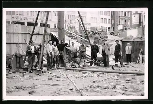 Foto-AK Gruppenaufnahme von Bauarbeitern auf einer Baustelle