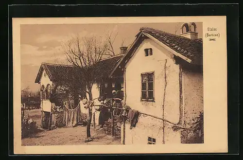 AK Stalac, Teilansicht eines rustikalen Wohnhauses mit Wäscheleinen