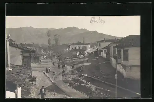 Foto-AK Prilep, Strassenpartie mit Passanten