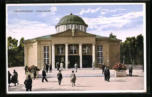 AK Franzensbad, Glauberquelle mit Besuchern