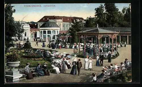 AK Franzensbad, Kurgarten mit Besuchern