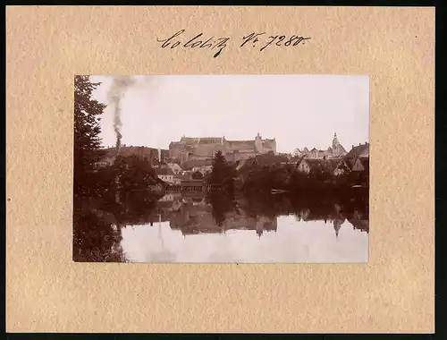 Fotografie Brück & Sohn Meissen, Ansicht Colditz i. Sa., Blick über die Mulde zur Stadt mit rauchendem Schlot