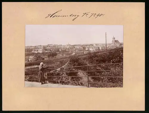 Fotografie Brück & Sohn Meissen, Ansicht Marienberg i. S., Frau mit Kopftuch schaut auf die Stadt zur Kirche