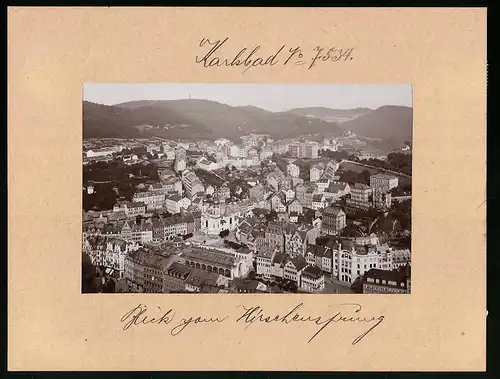 Fotografie Brück & Sohn Meissen, Ansicht Karlsbad, Blick auf die Stadt mit Sparkassen Gebaude vom Hirschensprung aus