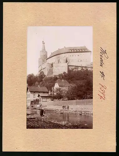 Fotografie Brück & Sohn Meissen, Ansicht Weida, Waschfrau am Fluss unter dem Schloss Osterburg