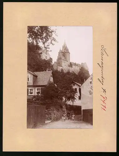 Fotografie Brück & Sohn Meissen, Ansicht Schwarzenberg i. Erzg., Mädchen mit Wassereimern, Blick zum Schloss