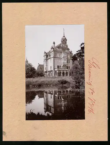 Fotografie Brück & Sohn Meissen, Ansicht Gauernitz a. d. Elbe, Blick von der Elbe auf das Schloss