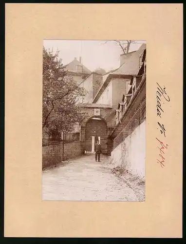 Fotografie Brück & Sohn Meissen, Ansicht Weida, Herr mit Bierkrug am Eingang zum Schloss Osterburg