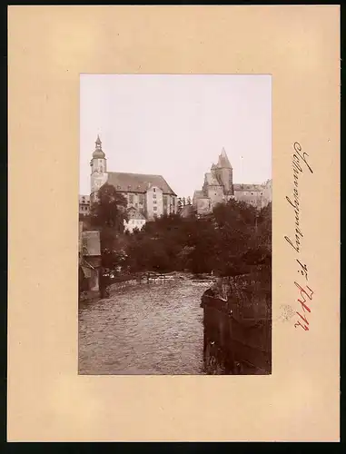 Fotografie Brück & Sohn Meissen, Ansicht Schwarzenberg i. Erzg., Flusspartie mit Blick zum Schloss und Kirche