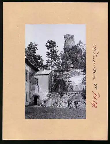 Fotografie Brück & Sohn Meissen, Ansicht Frauenstein i. Erzg., zwei Herren im Schlosshof