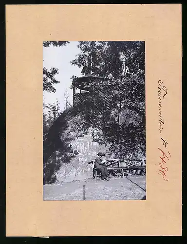 Fotografie Brück & Sohn Meissen, Ansicht Frauenstein i. Erzg., Herr liesst Zeitung auf einer Bank im Schlosspark