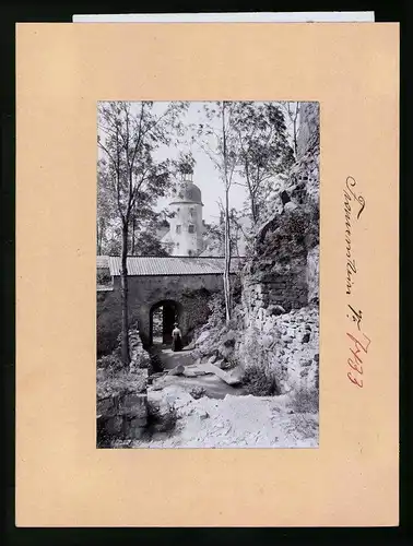 Fotografie Brück & Sohn Meissen, Ansicht Frauenstein i. Erzg., Frau spaziert am Schloss entlang