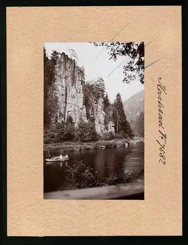 Fotografie Brück & Sohn Meissen, Ansicht Karlsbad, Familie im Ruderboot am Hans Heiling Felsen