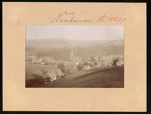 Fotografie Brück & Sohn Meissen, Ansicht Neuhausen i. Sa., Panorama mit Kirche